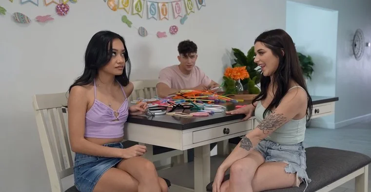 Bratty Sis - Jade Kimiko y Jade Maris - Polla de Pascua para hermanastra y amiga