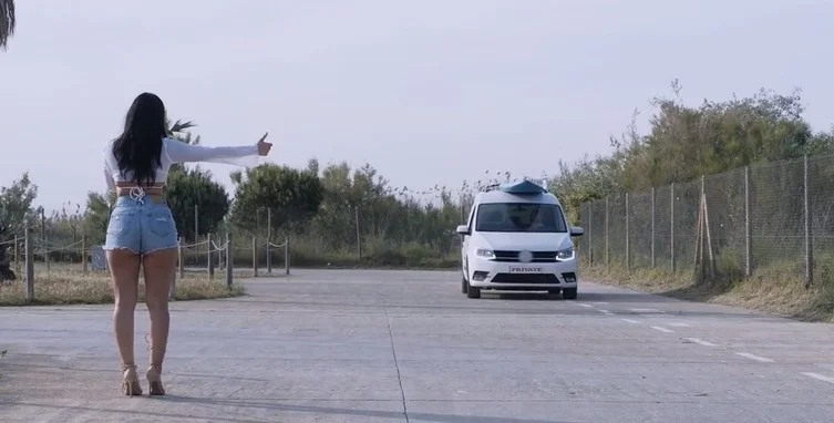 Il est le premier à s'arrêter et à la prendre en stop