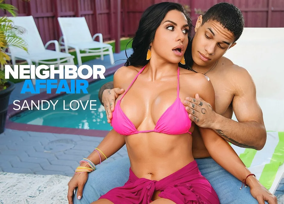 Neighbor Affair - Sandy Love - La Latina aux gros seins Sandy Love se fait masser le corps avant de prendre la bite du voisin