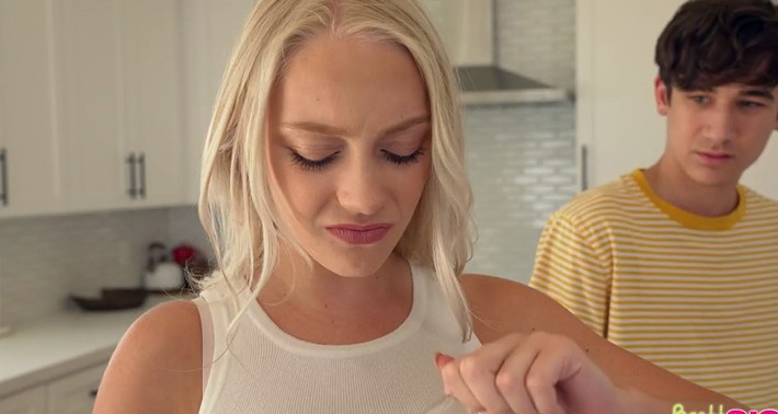 La mia sorellastra selvaggia prende una sborrata dentro