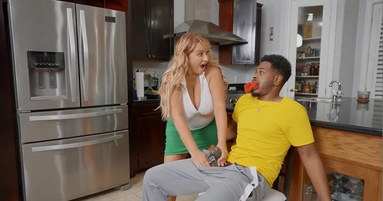 Due MILF e un trio da strapazzo