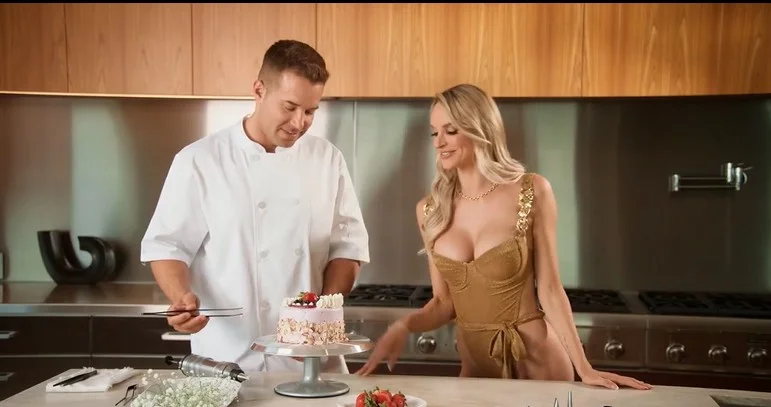 Tushy - Emma Hix - La bionda e ricca Emma viene doppiata dal suo chef e allenatore