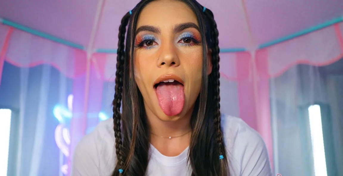 Inserted - Isa Bella - Isa Makes Her Pussy Twirl